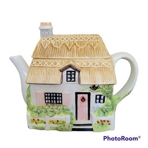 Ceramic Teapot Cottage House Handpainted Collectible 4 Cup 32 Oz